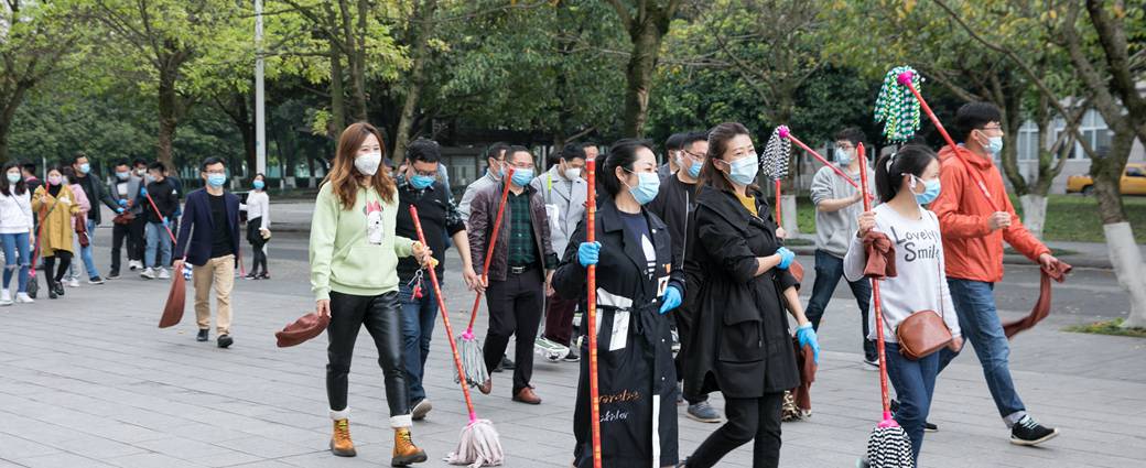 赞！川大锦江硬核老师组队打扫学生宿舍